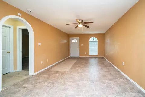 Living - 809 Herbert, Marshall, TX 75670 photo 2 of 8