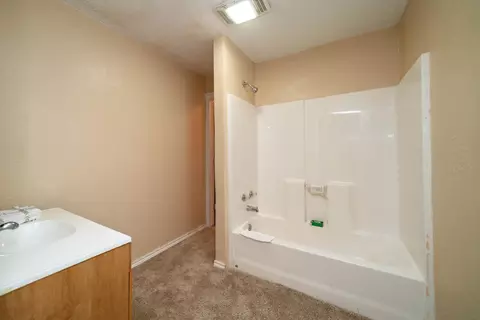 Bath - 809 Herbert, Marshall, TX 75670 photo 2 of 3