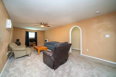 Living - 809 Herbert, Marshall, TX 75670 photo 7 of 8