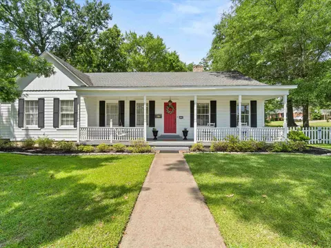 1116 N Bledsoe St, Gilmer, TX 75644