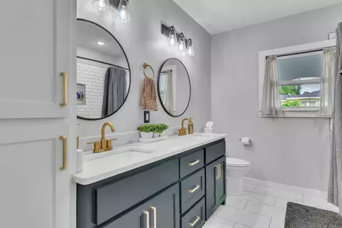 Bath - 715 Noel Dr, Longview, TX 75602 photo 4 of 5