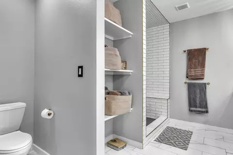 Bath - 715 Noel Dr, Longview, TX 75602 photo 2 of 5