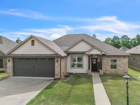 106 Champions Dr, Hallsville, TX 75650