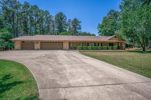 1717 W Lake Dr, Gladewater, TX 75647