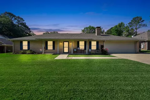 1230 San Salvador Dr, Longview, TX 75602