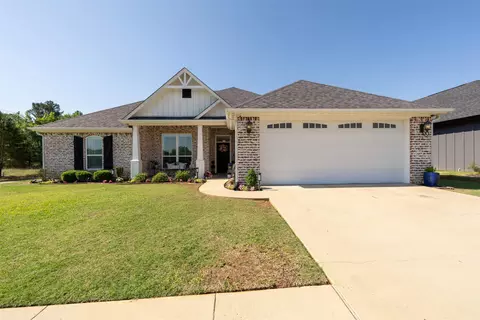 2800 Peregrine Trl, Longview, TX 75605