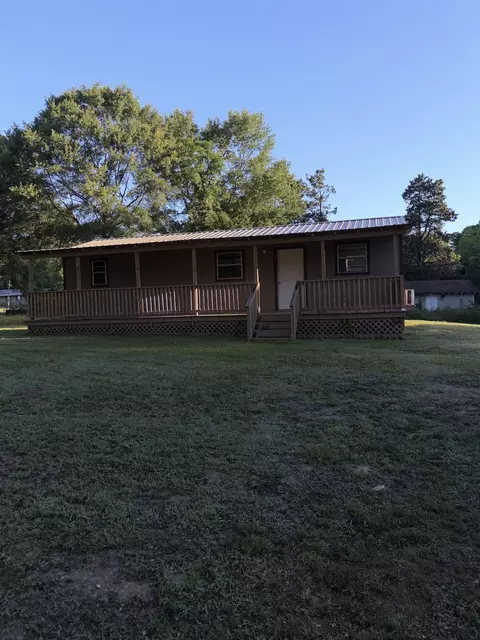 111 E Hughes St, Daingerfield, TX 75638