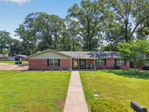 1306 Greenbriar Dr, Longview, TX 75604