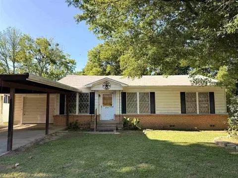 213 E Magnolia Dr, Mount Pleasant, TX 75455