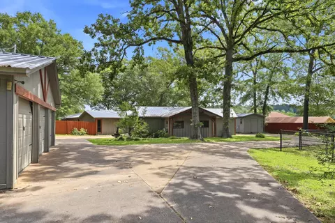 222 N Lake Dr, Gladewater, TX 75647