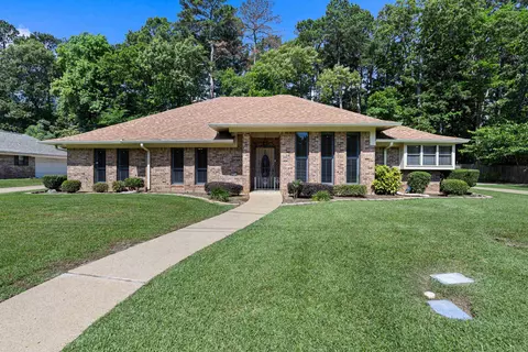 811 Pinegrove Ln, Longview, TX 75604