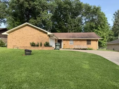 305 Robinhood Dr, Nacogdoches, TX 75961