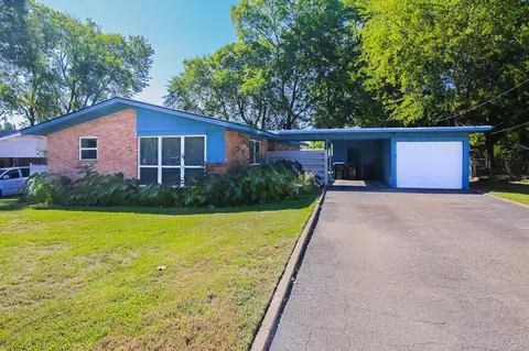 912 Glencrest Ln, Longview, TX 75601