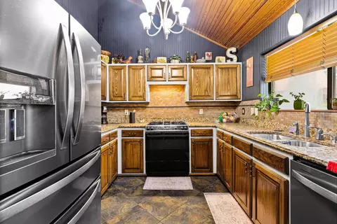 Kitchen - 32 Stonegate, Longview, TX 75601 photo 1 of 2