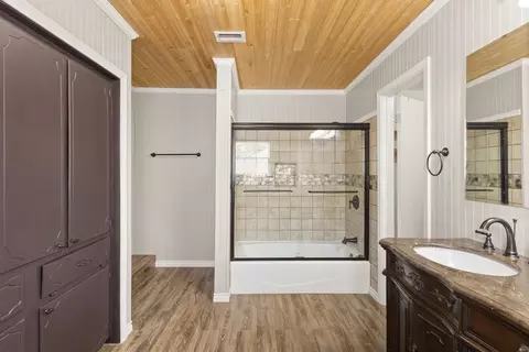 Bath - 801 Park St, Gilmer, TX 75644 photo 2 of 4