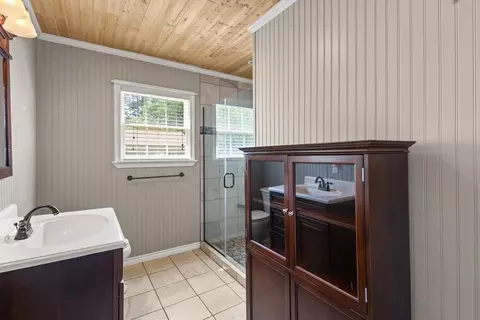 Bath - 801 Park St, Gilmer, TX 75644 photo 3 of 4