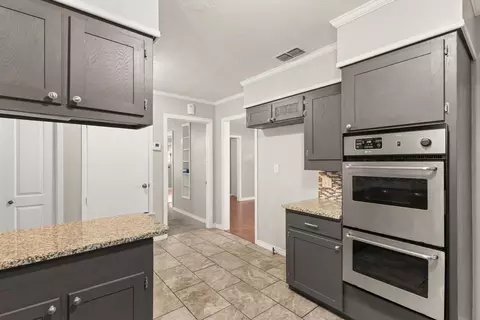 Entry Way - 801 Park St, Gilmer, TX 75644 photo 1 of 3