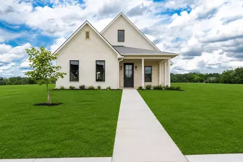 152 Roy Pace Dr, Gladewater, TX 75647