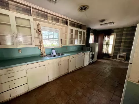 Kitchen - 509 E Young, Longview, TX 75602 photo 1 of 2