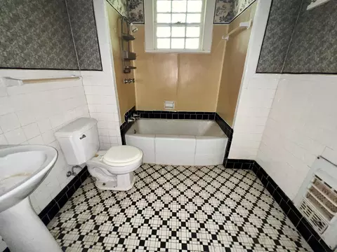 Bath - 509 E Young, Longview, TX 75602 photo 3 of 3