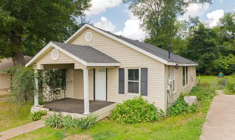 405 N Rodeo Dr, Gladewater, TX 75647