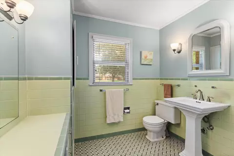 Bath - 28 Rambling Rd, Longview, TX 75604 photo 4 of 5