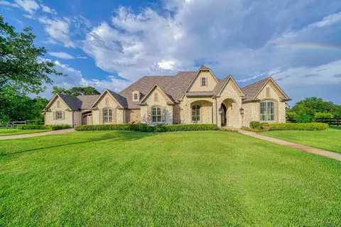 215 Buffalo Creek Dr, Longview, TX 75605