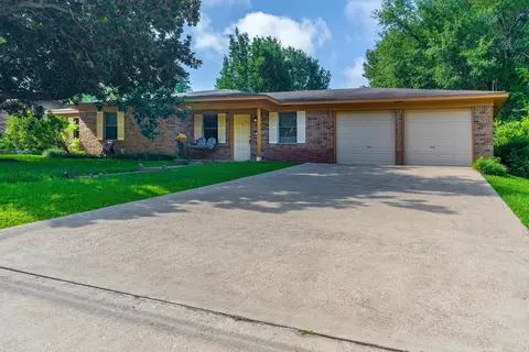 620 Green Oak Dr, Longview, TX 75604