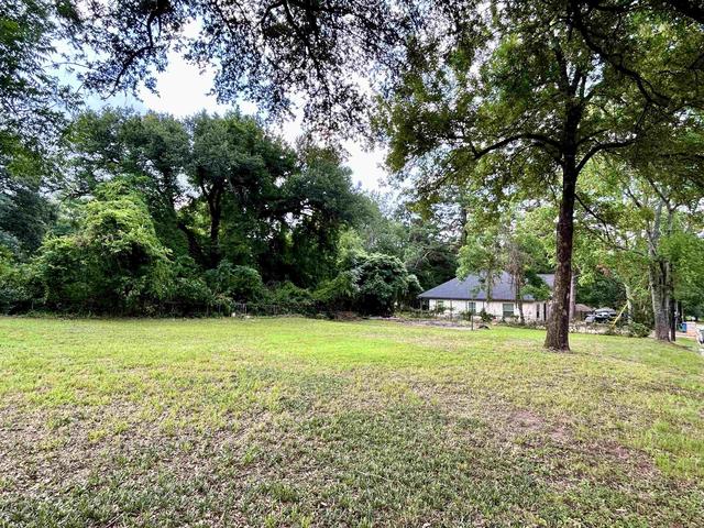 221 W Gay Ave, Gladewater, TX 75647