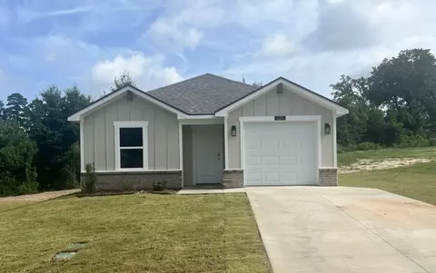 225 Spokane St, Gladewater, TX 75647