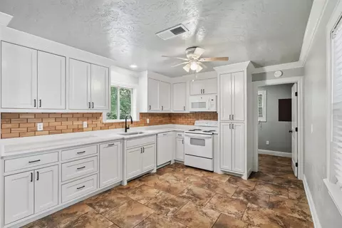 Kitchen - 407 E Hope, Longview, TX 75604 photo 4 of 4