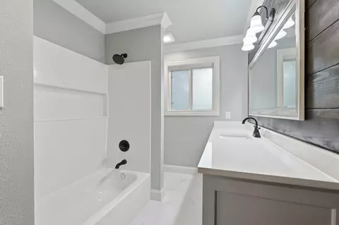 Bath - 407 E Hope, Longview, TX 75604 photo 1 of 2