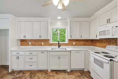 Kitchen - 407 E Hope, Longview, TX 75604 photo 2 of 4