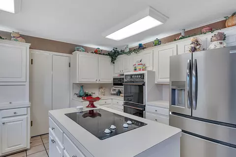 Kitchen - 2011 E Warwick, Longview, TX 75601 photo 3 of 4