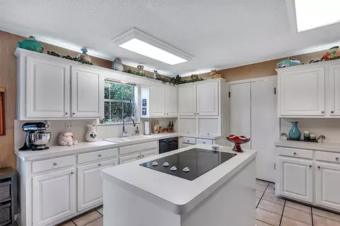 Kitchen - 2011 E Warwick, Longview, TX 75601 photo 2 of 4
