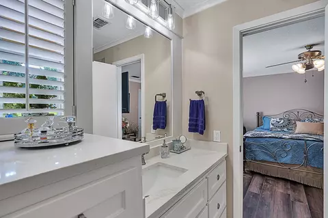 Bath - 2011 E Warwick, Longview, TX 75601 photo 6 of 7