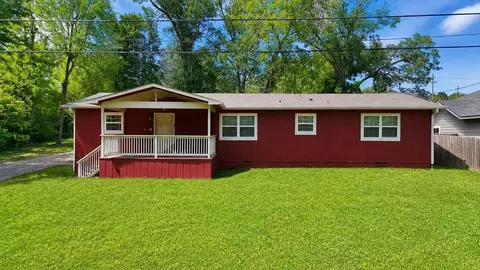 208 W Hull Ave, Gladewater, TX 75647
