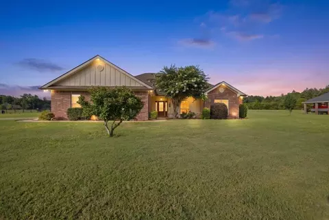 106 E Foxtail Ln, Gilmer, TX 75645