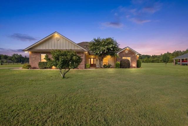 106 E Foxtail Ln, Gilmer, TX 75645