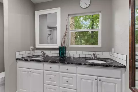 Bath - 604 Sylvan Dr, Longview, TX 75602 photo 6 of 7
