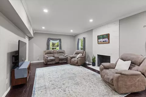 Living - 604 Sylvan Dr, Longview, TX 75602 photo 3 of 4