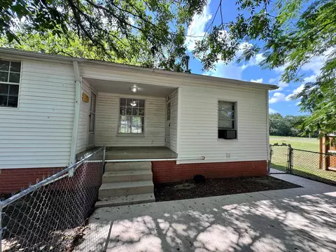 Exterior - 2002 Alpine Rd, Longview, TX 75601 photo 3 of 4