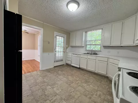 Kitchen - 2002 Alpine Rd, Longview, TX 75601 photo 3 of 3