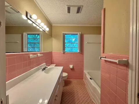 Bath - 2002 Alpine Rd, Longview, TX 75601 photo 1 of 2