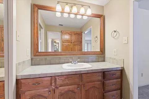 Bath - 900 Regency Dr, Longview, TX 75604 photo 1 of 4