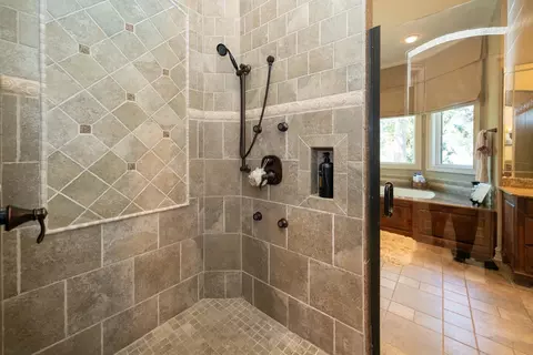 Bath - 4405 Windrush Blvd, Longview, TX 75604 photo 4 of 9