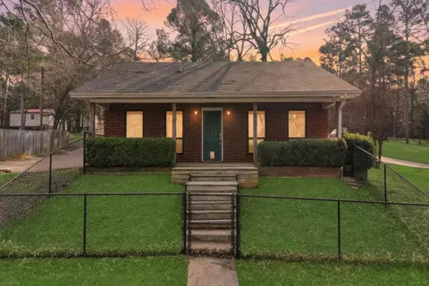 3075 E Lake Dr, Gladewater, TX 75647