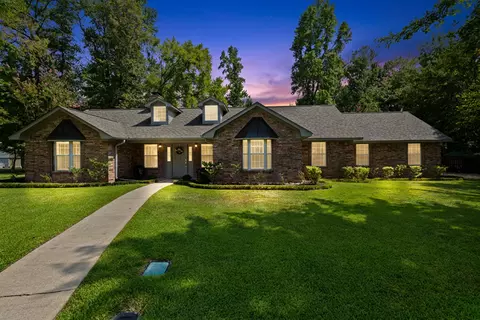 26 Pine Burr Cir, Marshall, TX 75672