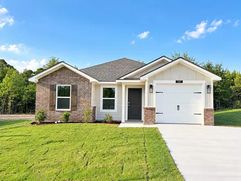 195 Spokane St, Gladewater, TX 75647