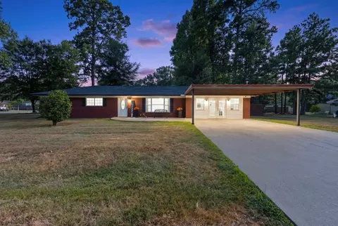 901 Mockingbird Ln, Carthage, TX 75633